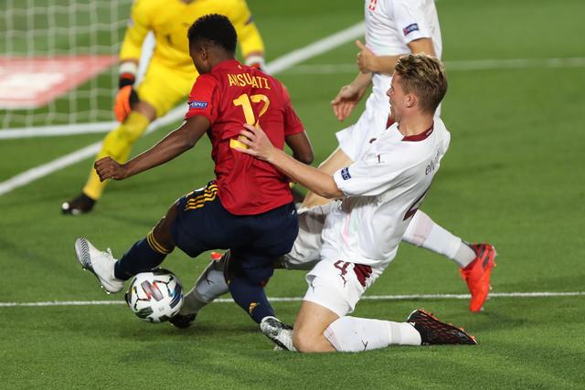 高诗岩21+10+8山东加时胜首钢 范子铭31分